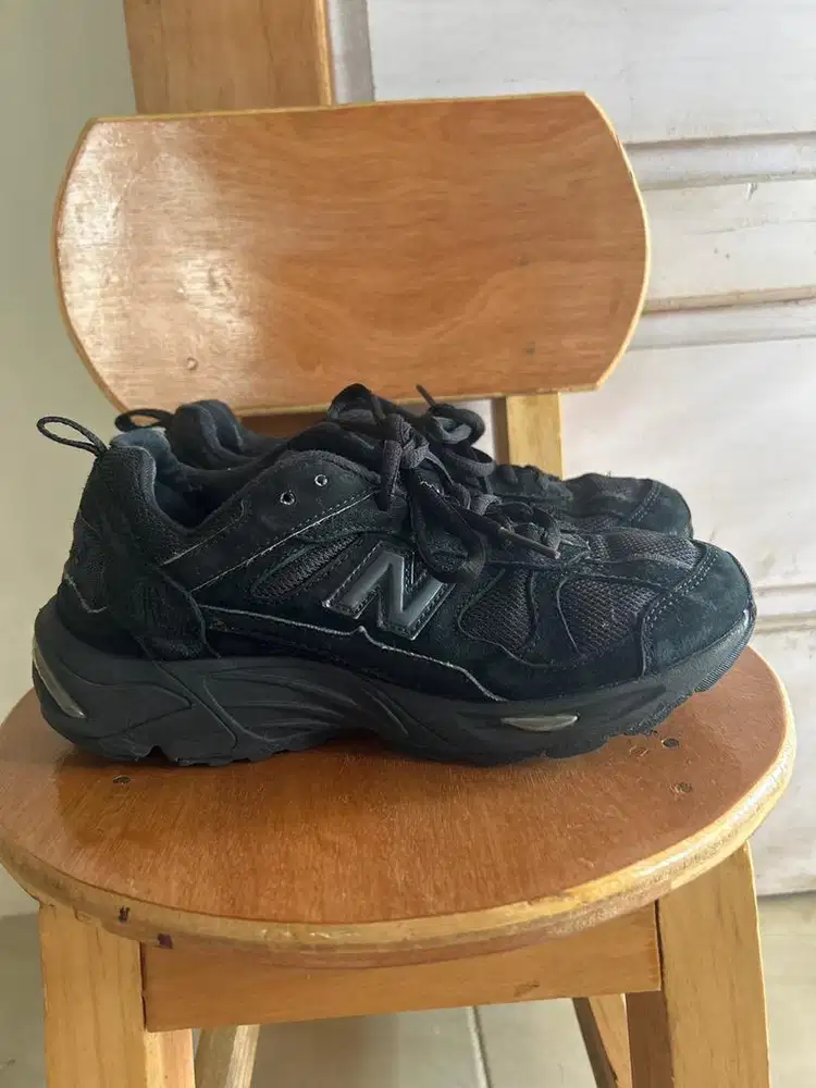 Sepatu olahraga dan bisa untuk sekolah