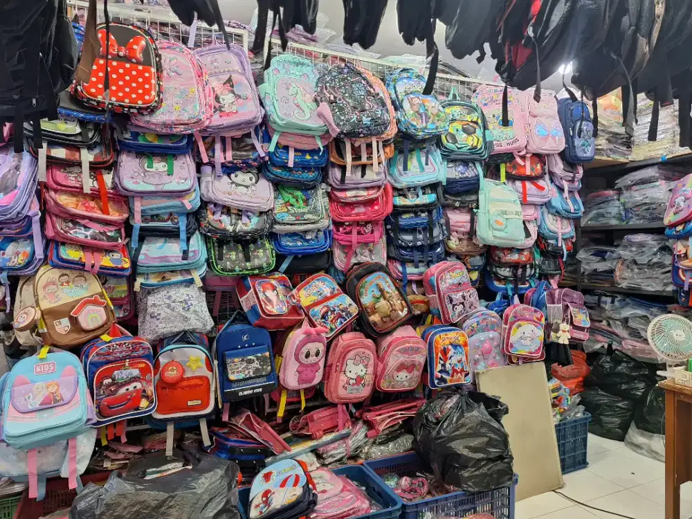 Dicari Host Live Shopee dan TikTok