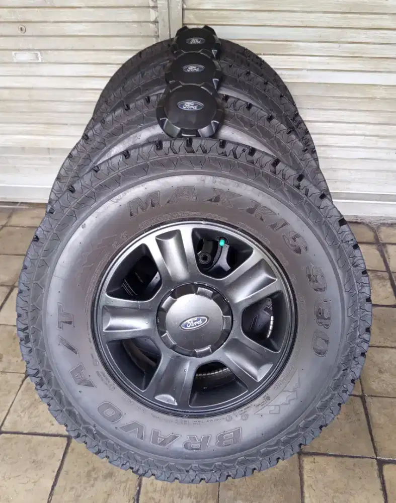 Velg OEM Ford Escape + Ban Maxxis Bravo