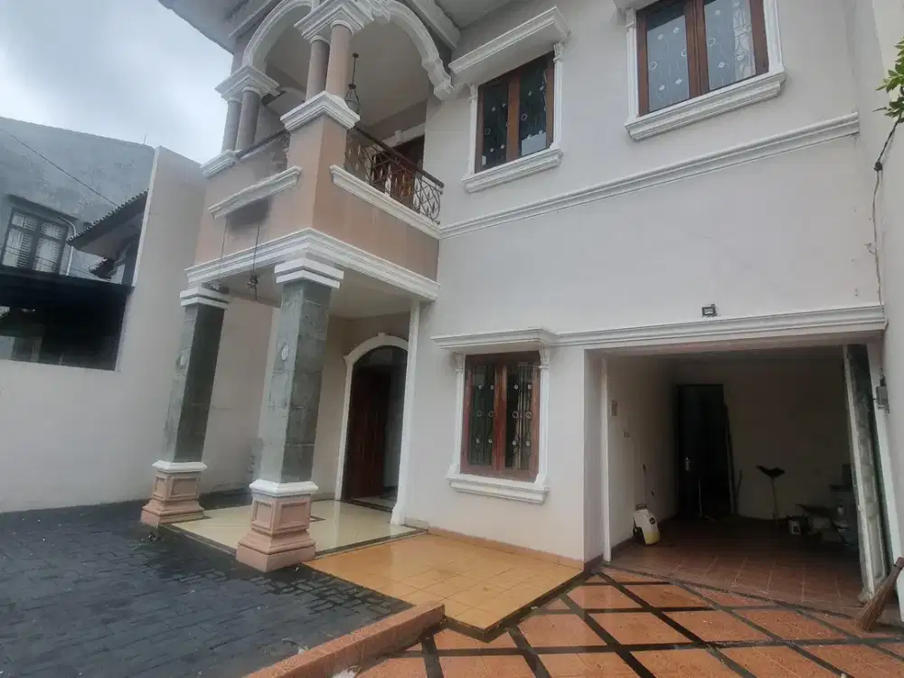 Wilson Rumah siap huni lokasi bagus row jalan 3 mobil di meruya