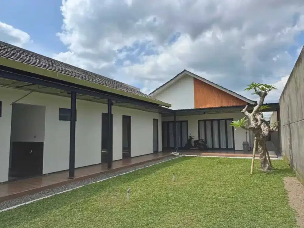 RUMAH TANAH LUAS MEWAH MASIH BARU SEMI FURNISHED SATU LANTAI DI JOGJA UTARA JARANG ADA