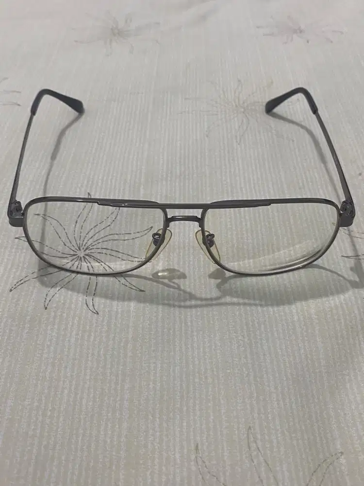 Kacamata O'Leary UE-16