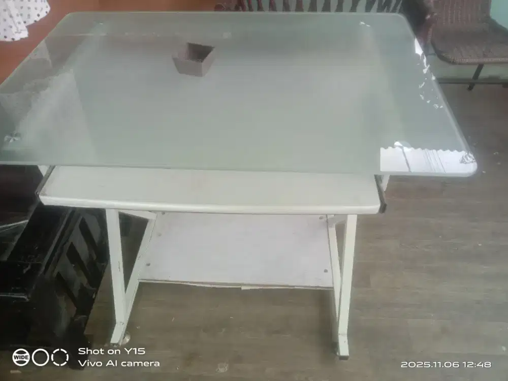 Jual meja komputer meja kaca masih bagus