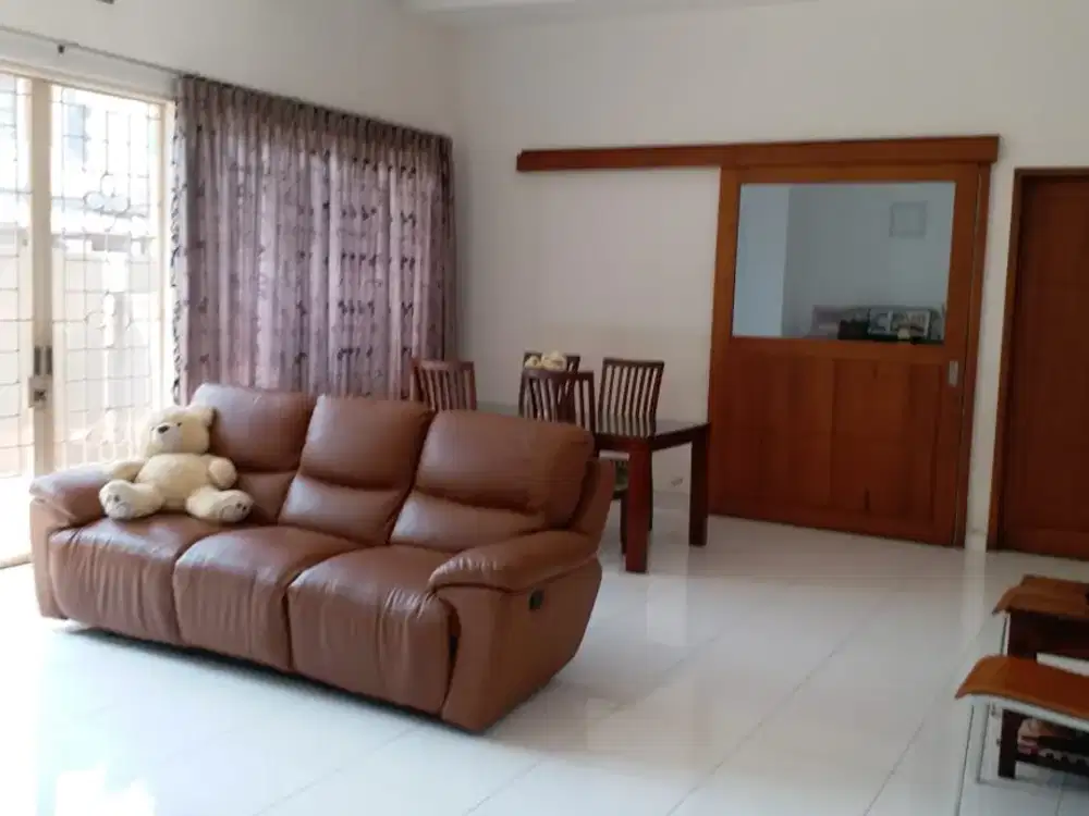 DIJUAL RUMAH HOOK CANTIK HADAP TIMUR DAN SELATAN JALAN LEBAR TERMURAH DI TAMAN SURYA