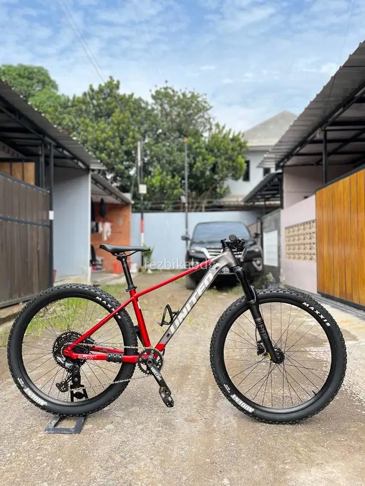 UNITED CLOVIS 5.10 RED GREY Super Like New