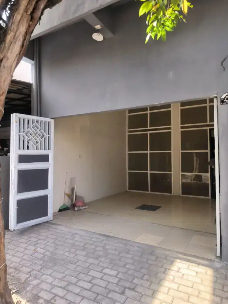 Dikontrakkan rumah usaha strategis di Karah Agung