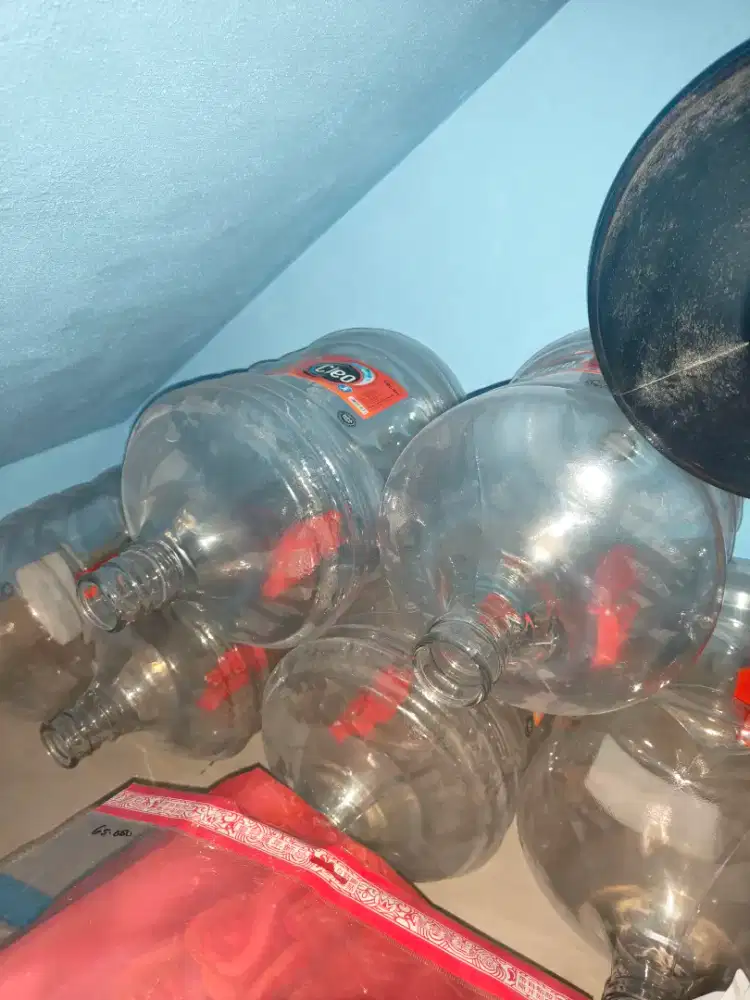 Galon kosong cleo dan club