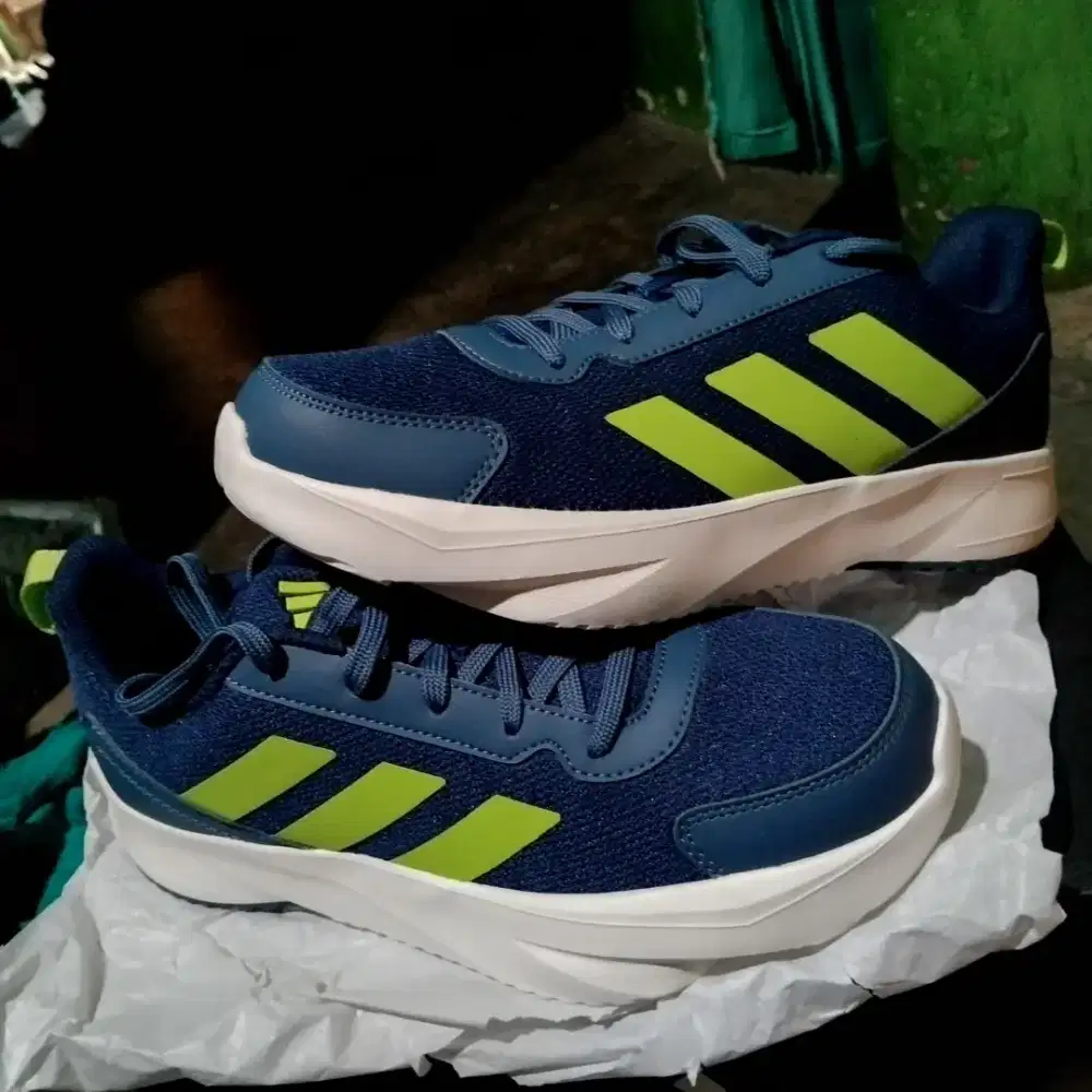 Sepatu adidas baru