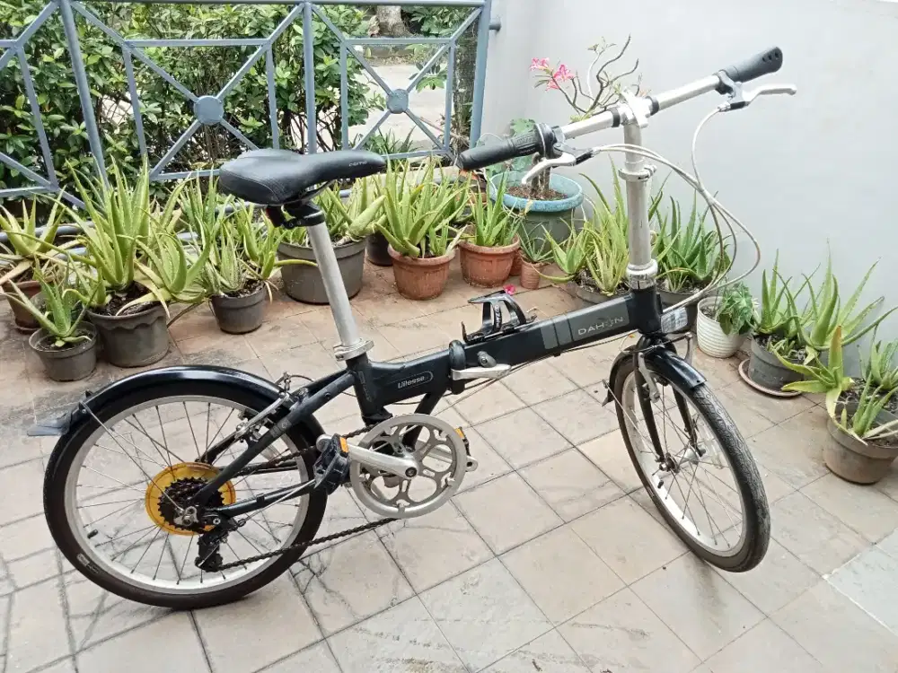 Sepeda lipat merk DAHON