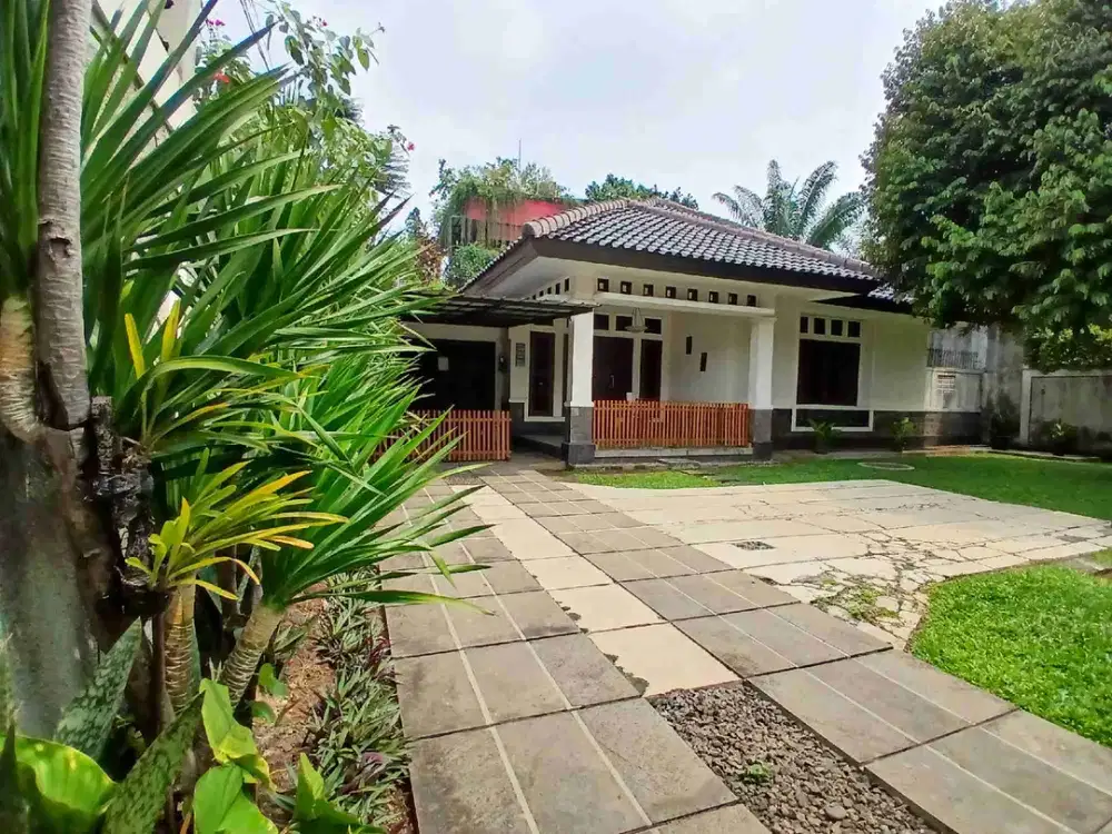 Dijual rumah dengan taman yang luas dan asri di jl tarumanegara,cirendeu