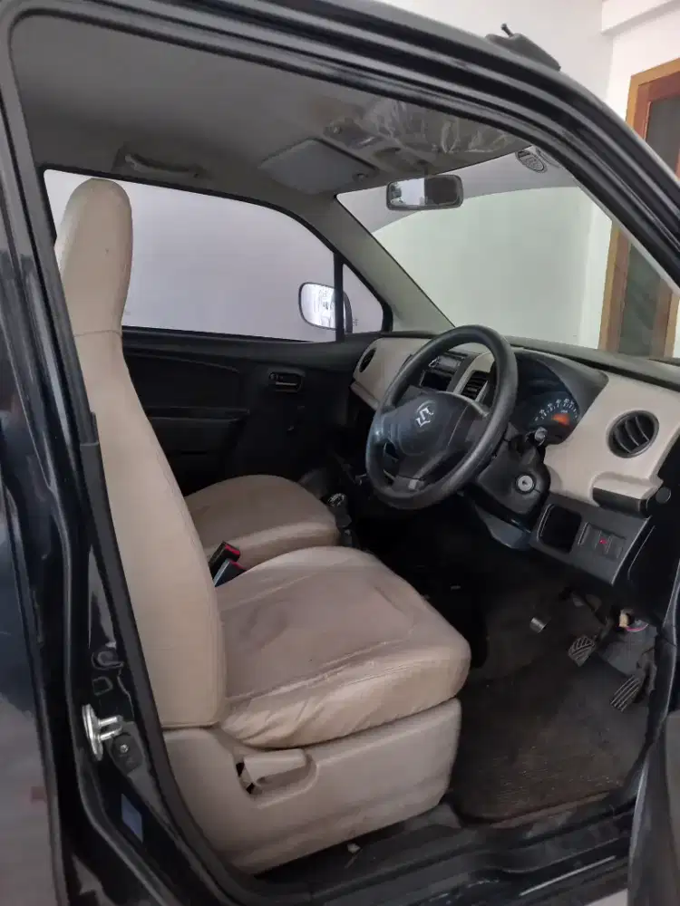 Karimun wagon R warna hitam  . . . Pemakai wanita