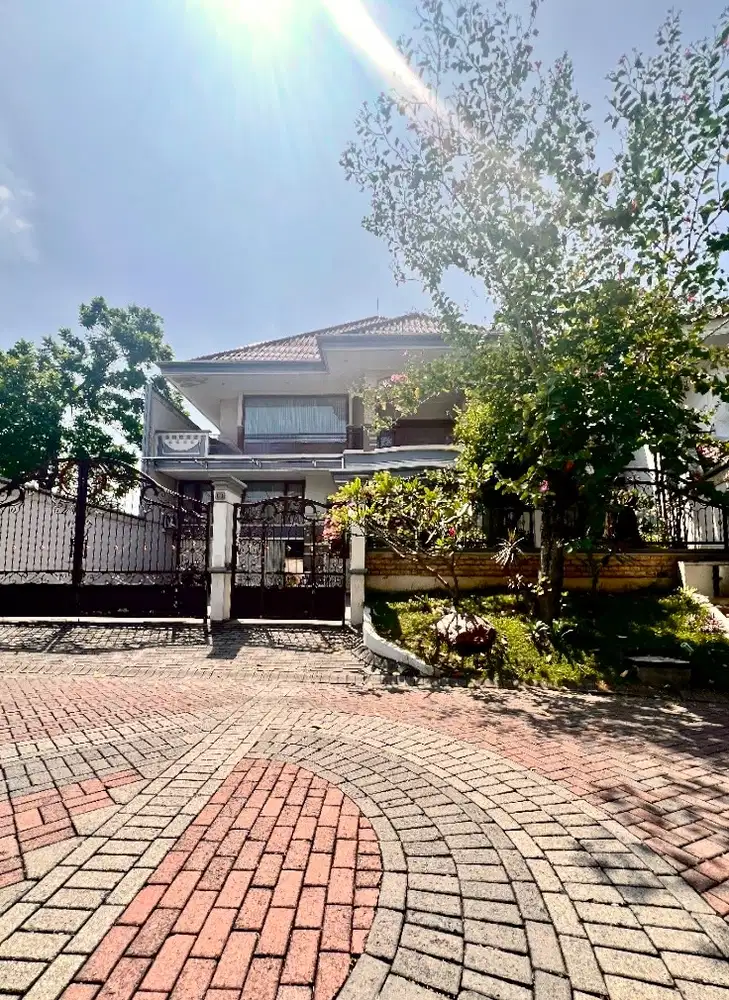 Dijual Rumah Mewah 2 Lantai Graha Family Surabaya Barat