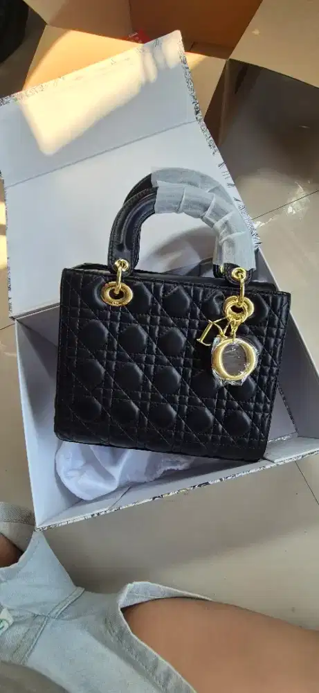 Tas DIOR warna hitam lengkap kardus