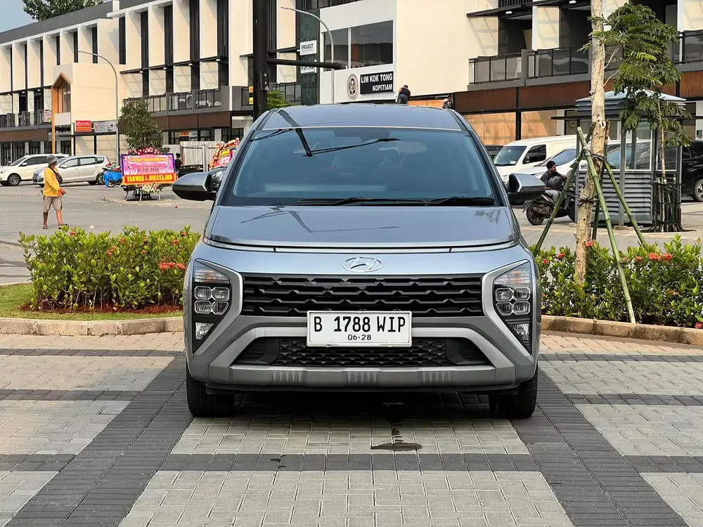 Hyundai Stargezer 1.5 Prime AT Bensin Captain Seat Warna Silver 2023
