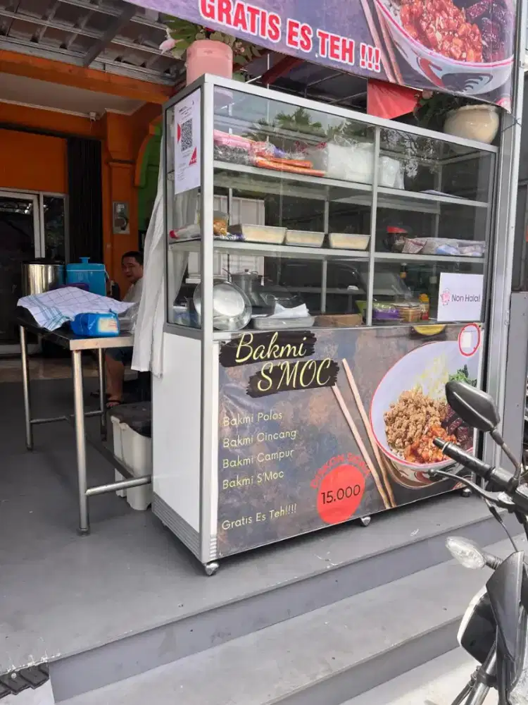 Di cari waiters wanita toko bakmi non halal