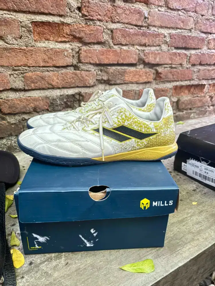 sepatu formal dan futsal