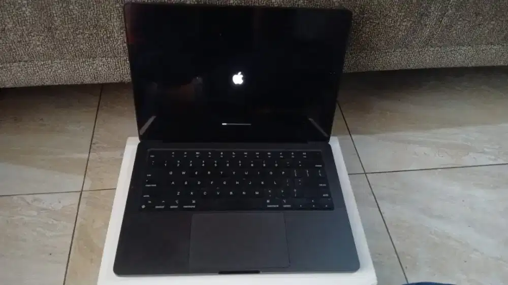 Di jual cepat MACBOOK pro 14inc apple