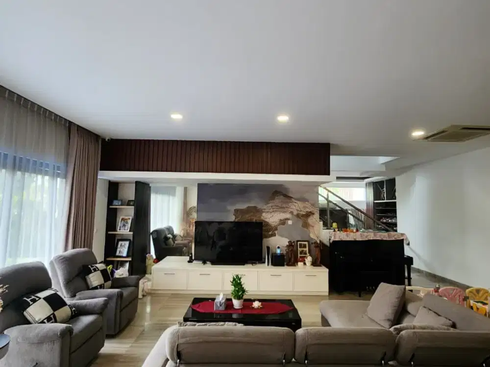 Rumah Hook 3 Lantai Split Level Furnish With Swimming Pool di Cluster Akasia PIK 1