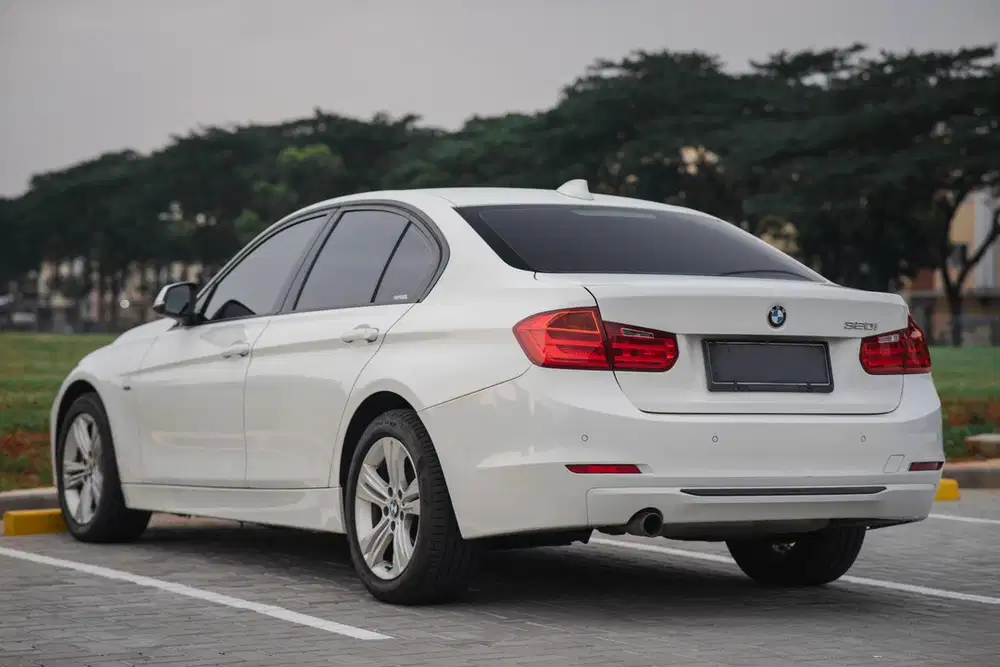 BMW 320i 2015 Bensin