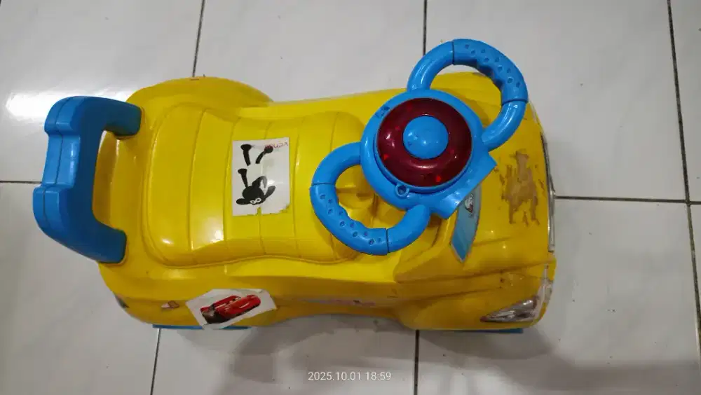 Mobil mainan warna kuning