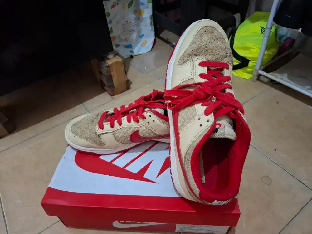 NIKE DUNK LOW RETRO SE STRAWBERRY WAFFLE