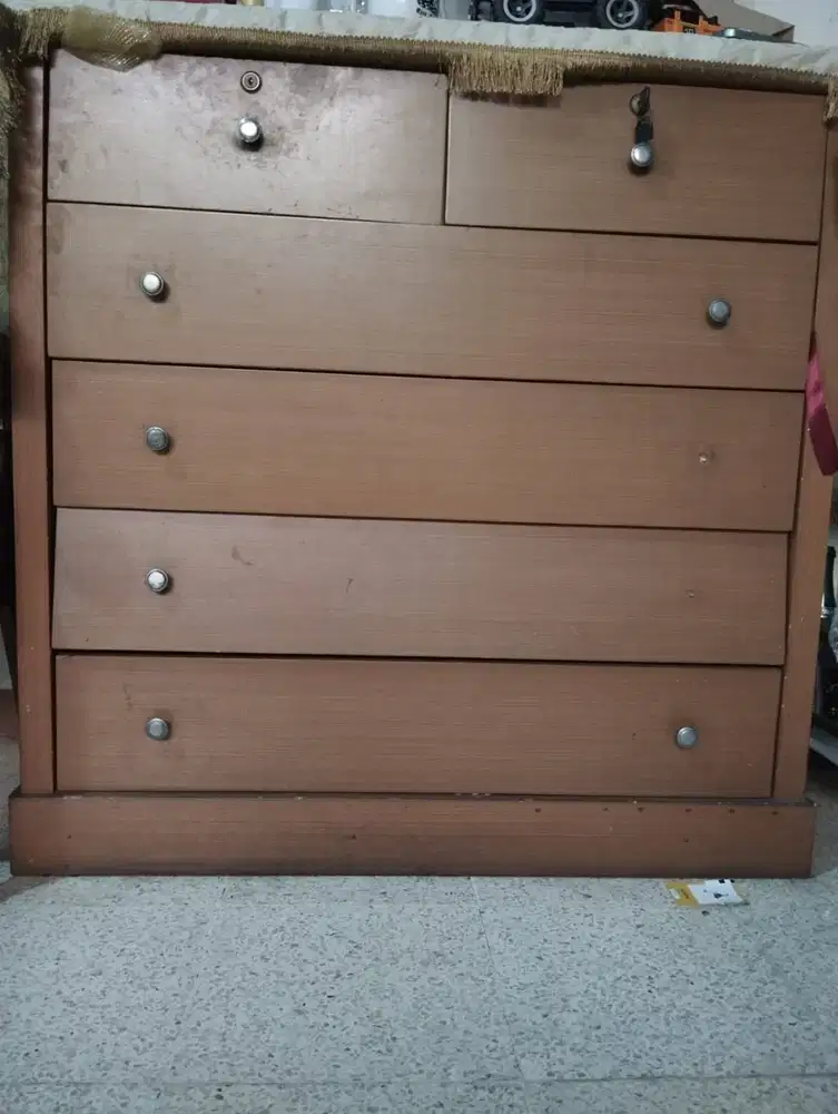 Lemari laci kayu memiliki 4 storage besar dan 2 storage kecil