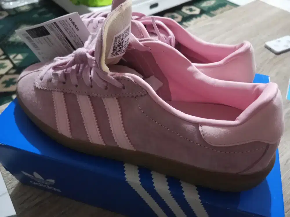 Jual Rugi. Jual cepat. Sepatu Adidas asli size 39.