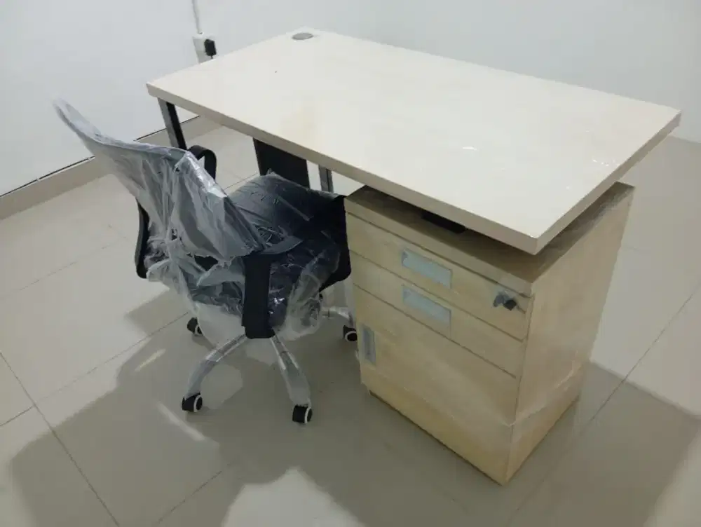 Meja kantor laci