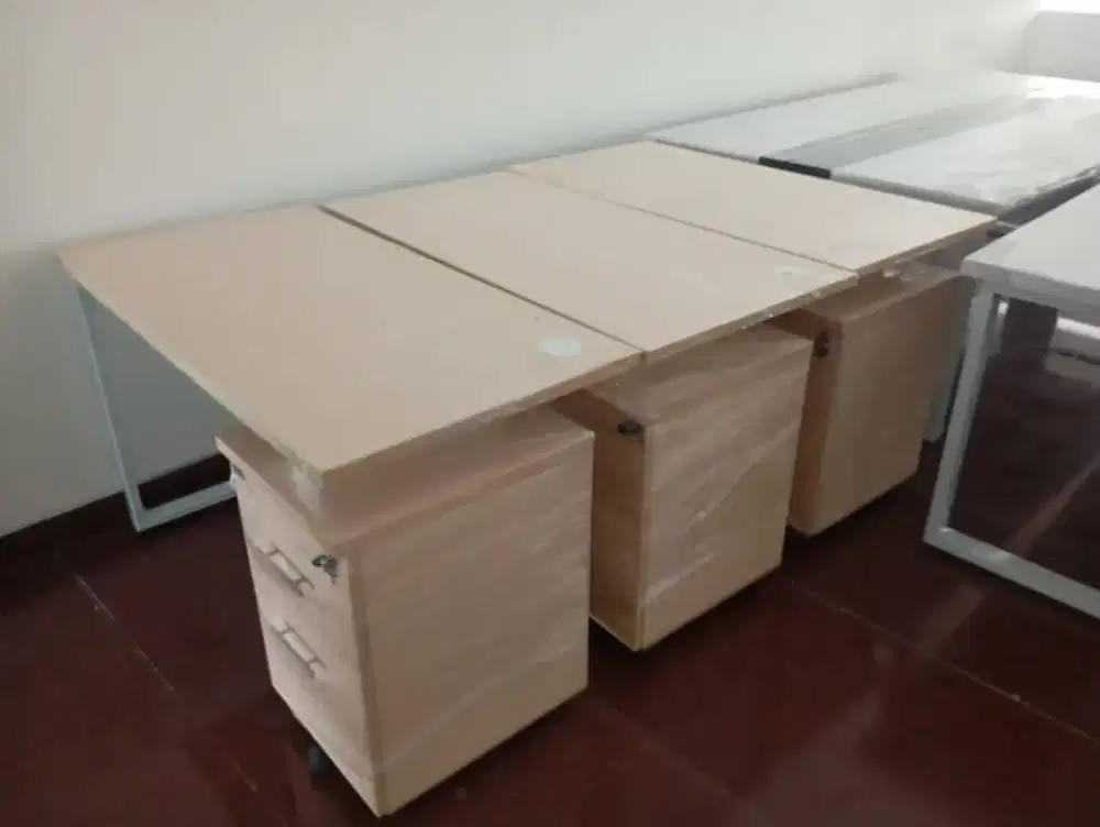 Meja laci kantor uk 120cm