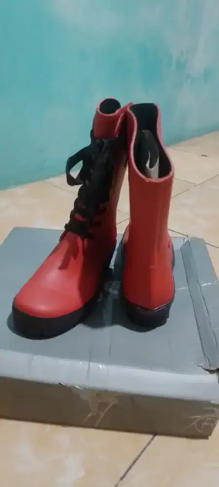 Sepatu k pop merk DAPHNE warna merah
