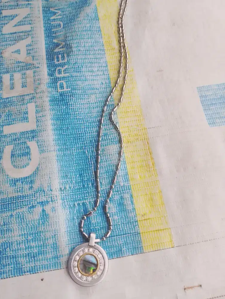 2 Kalung MCi wrn hitam dan perak