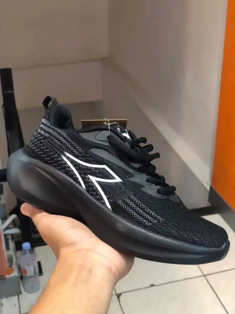 Sepatu hitam diadora run size 44 murah