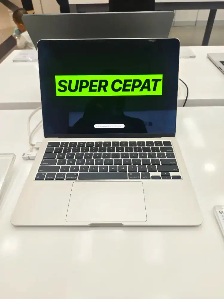 MACBOOK AIR 13 INCH 256GB PUTIH PUCAT METALIK