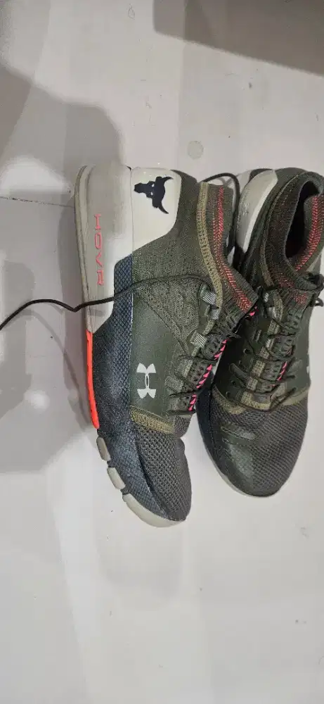 Sepatu under armour hovr bekas