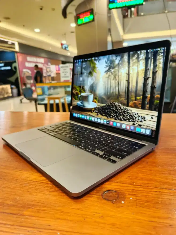 Macbook Pro M2 , 13 inch 2022 ( grey )
