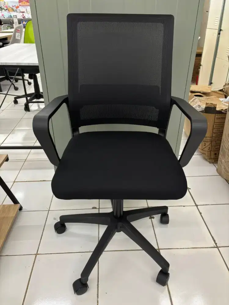 CUCI GUDANG BESAR-BESARAN KURSI KANTOR