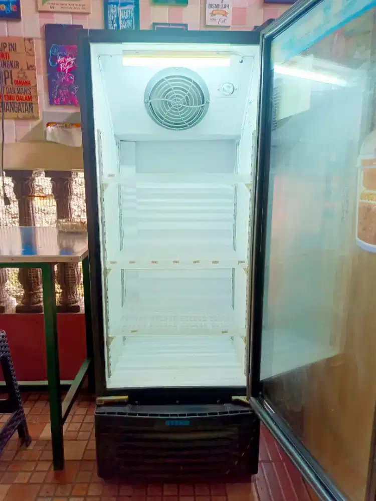 DIJUAL LEMARI ES MERK STEKO TIPE MG 180