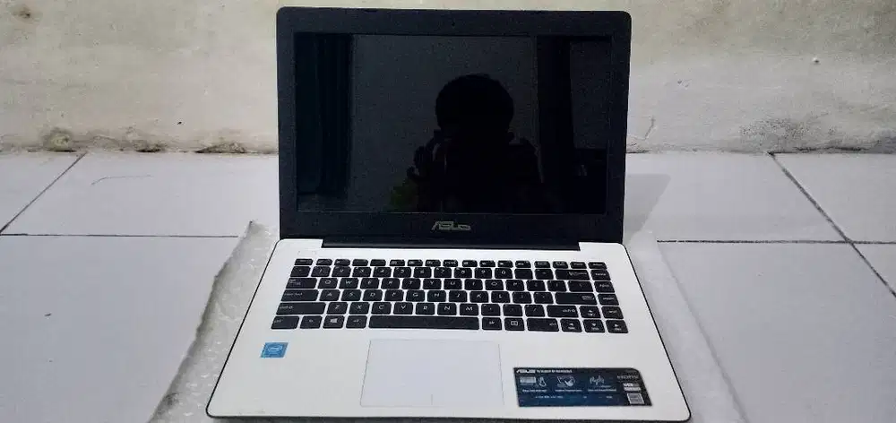 Laptop ASUS X453S Slim Warna Putih, RAM 8GB HDD 500GB, MULUS
