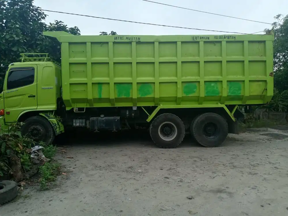 Hino FM 280 JD (Dump Truck 6x2) Tahun 2022, warna hijau cerah