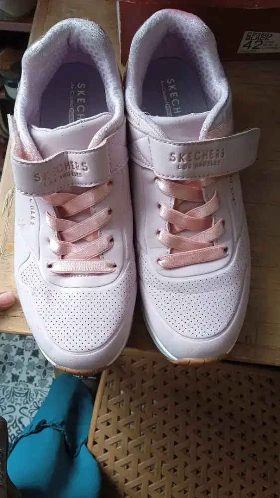 Sepatu Skechers wanita