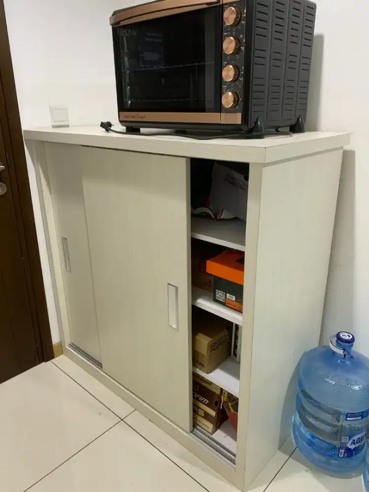 Di jual cepat lemari sepatu dua pintu kanan kiri geser