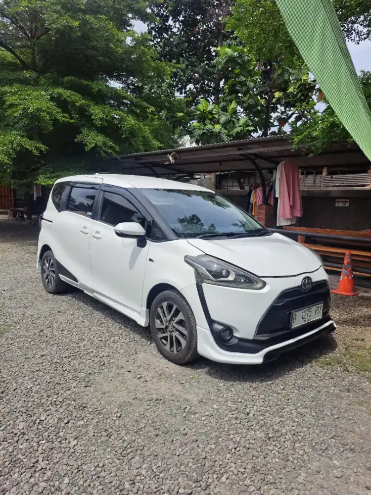 Toyota Sienta Matic tipe Q tertingi Putih