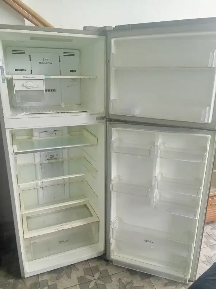 Kulkas 2 pintu merk LG jumbo