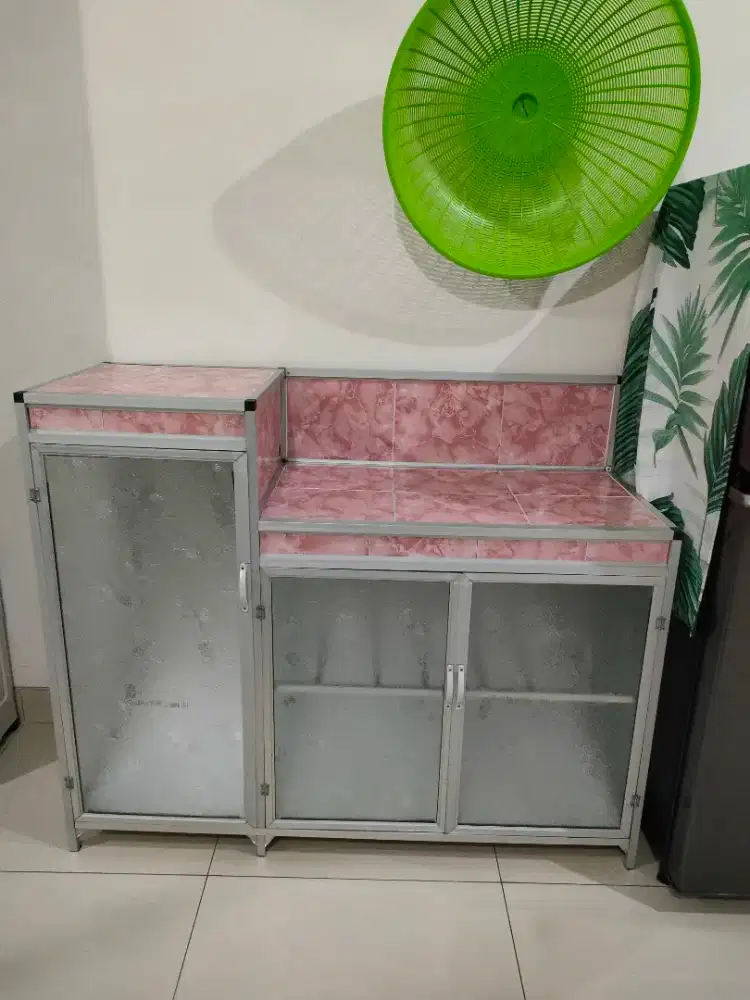 Lemari  piring serbaguna sangat kokoh