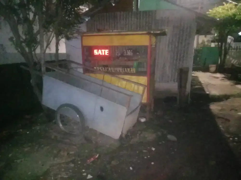 Gak di pake lagi gerobak sate Padang sama gerobak bareng