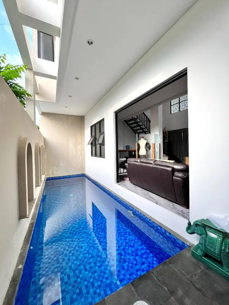 Rumah 3 Lantai dengan Kolam Renang dekat Jalan Palagan
