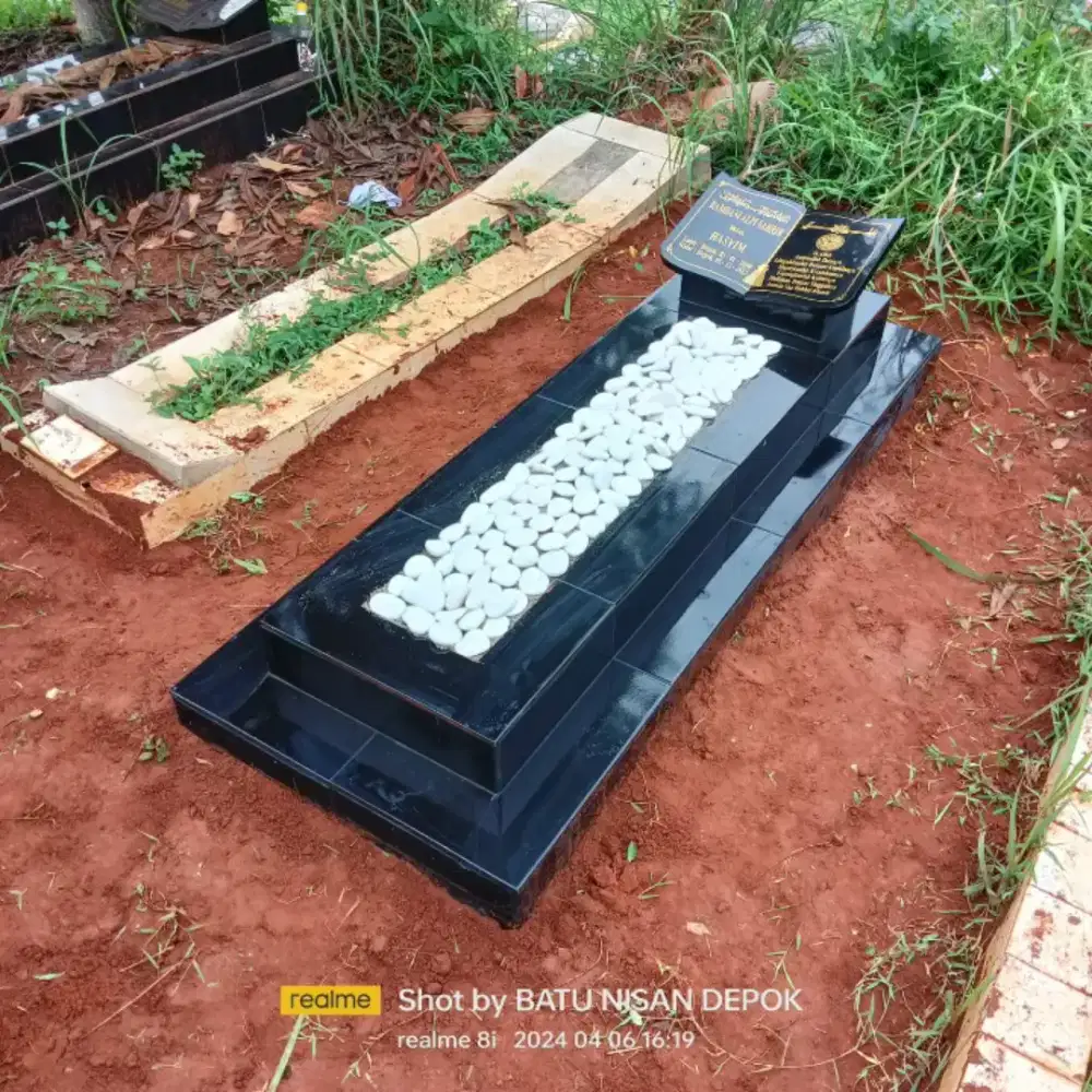 Batu nisan dan prasasti peresmian