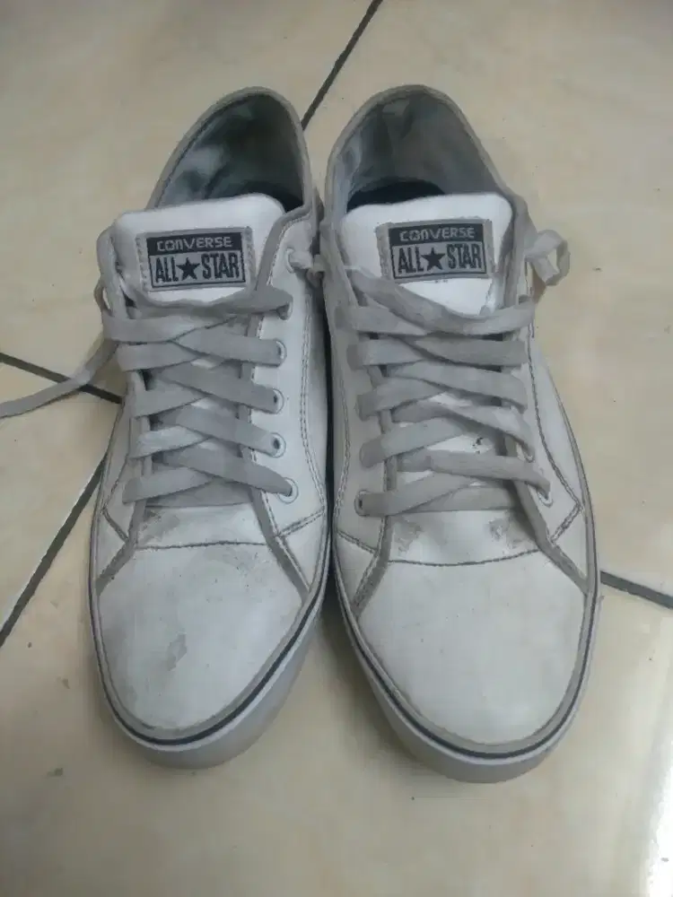 Converse All Star low-top berwarna putih. Size 43