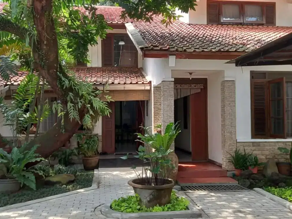 Rumah Asri di Taman Wijaya Kusuma Cilandak Jaksel 540m2 lebar 15m tidak banjir dekat jalan besar 2 lantai