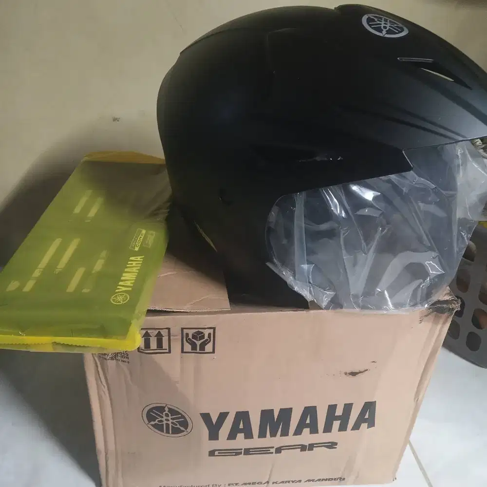 Helm murah... helm ori bawaan Yamaha Gear